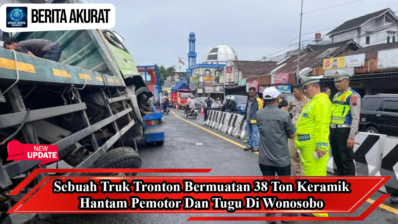 Sebuah Truk Tronton Bermuatan 38 Ton Keramik Hantam Pemotor Dan Tugu Di Wonosobo