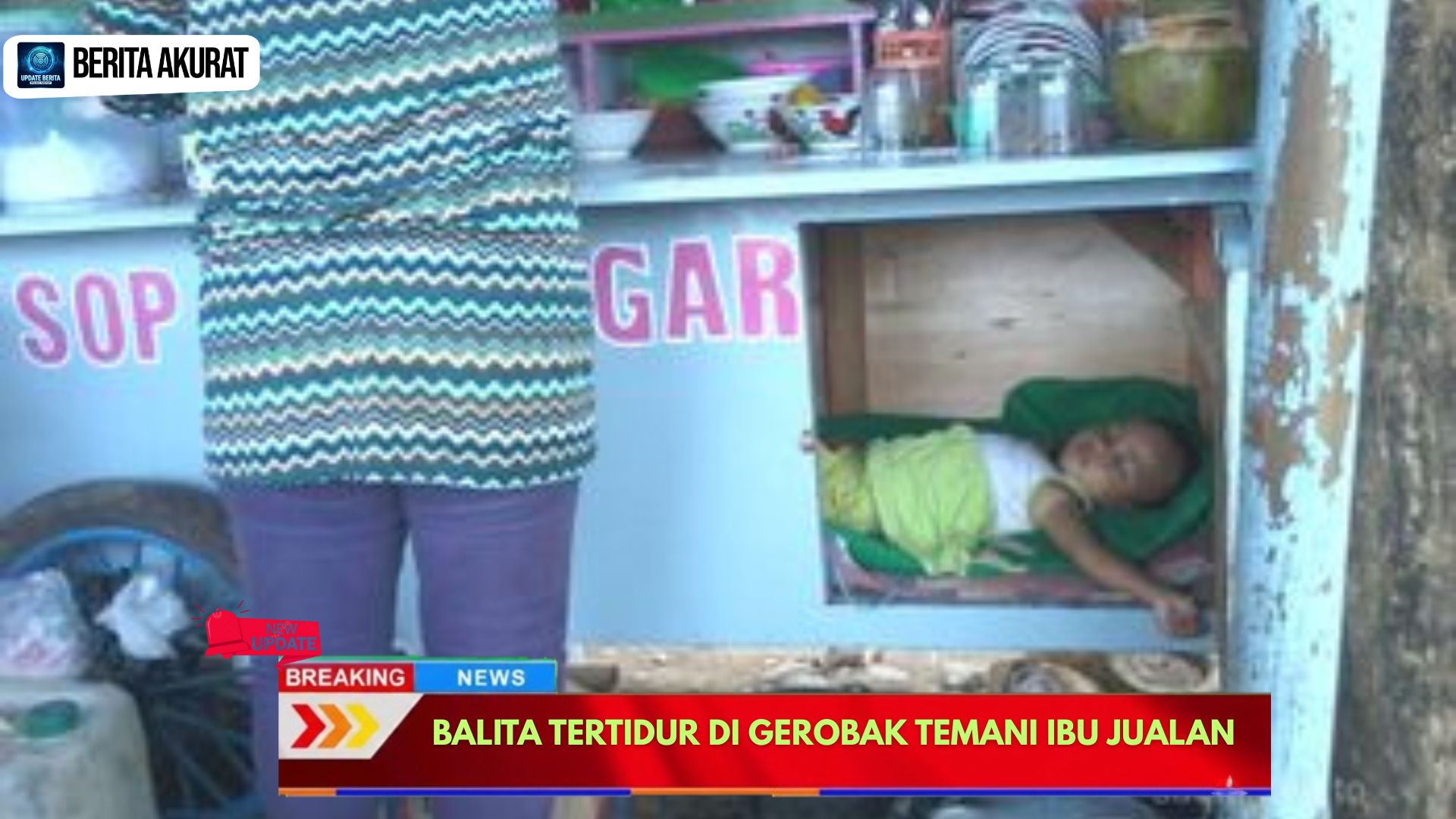 Balita Tertidur di Gerobak Temani Ibu Jualan